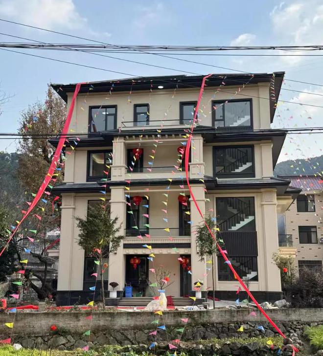 一触即发浙江男子晒出农村自建房仅凭外观就爆火走红|藤本绫|网